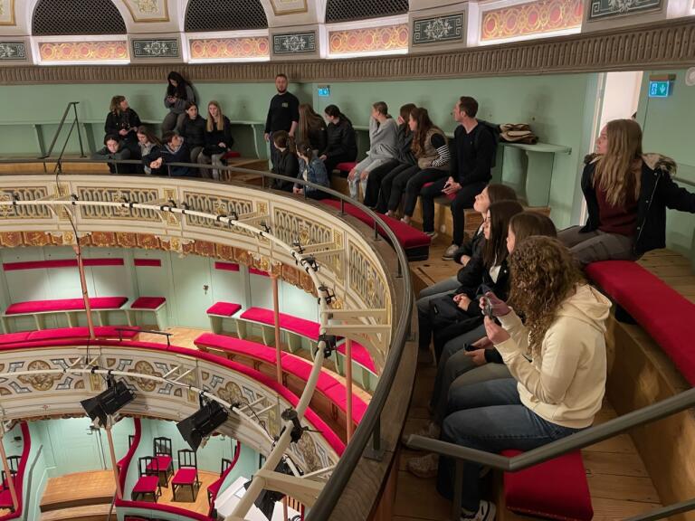 Lire la suite à propos de l’article Les collégiens de Chaussin lèvent le rideau sur les métiers de la culture