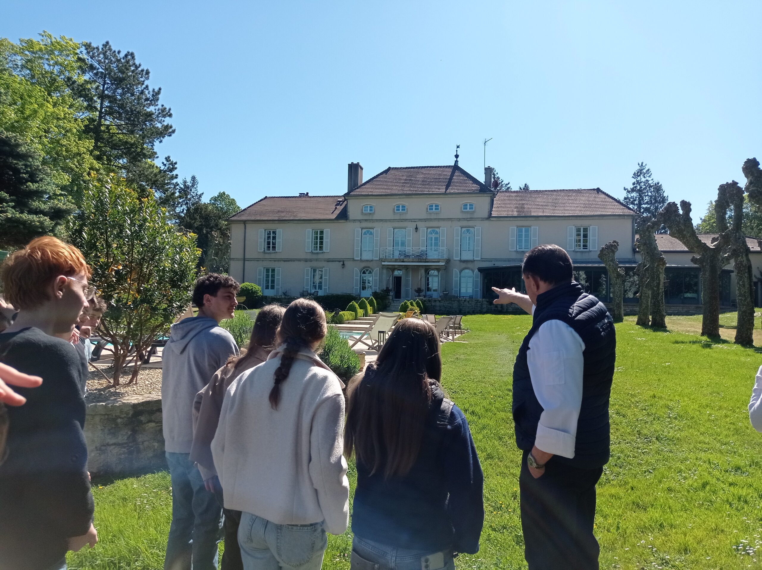 You are currently viewing Susciter des vocations : quand les élèves de 3ème du Collège de Chaussin goûtent au prestige de l&rsquo;hôtellerie-restauration.