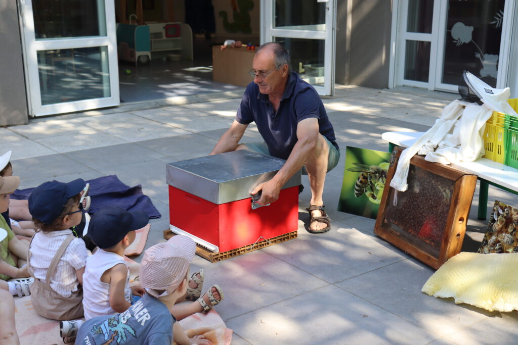 Apiculteur présentant ses abeilles
