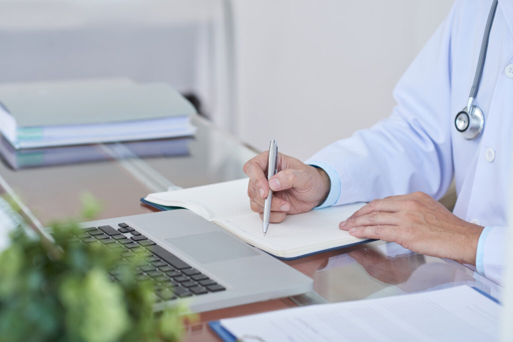 médecin sur son bureau de travail