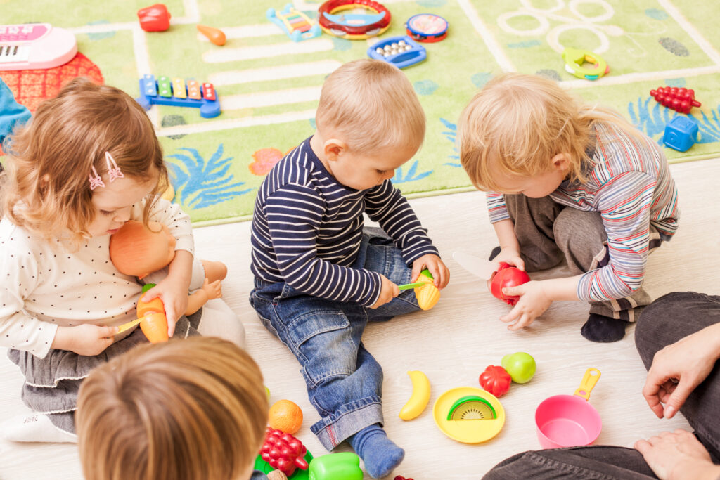 Enfants qui jouent ensemble