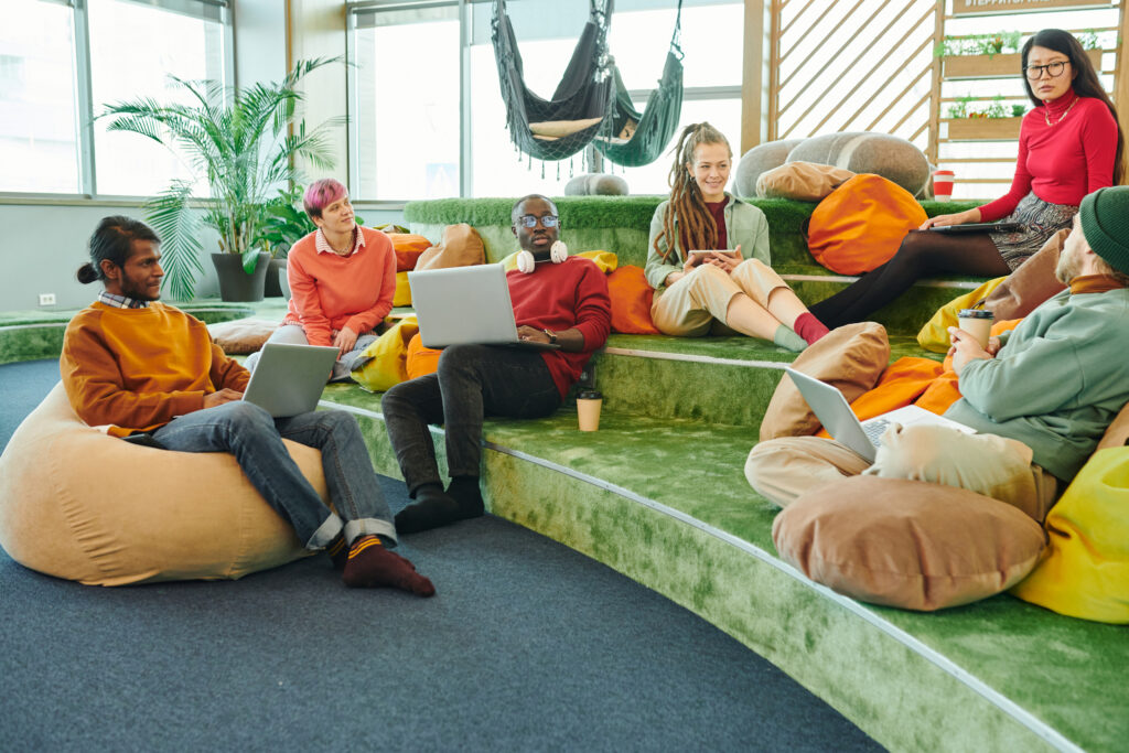 personnes qui discutent dans un espace associatif