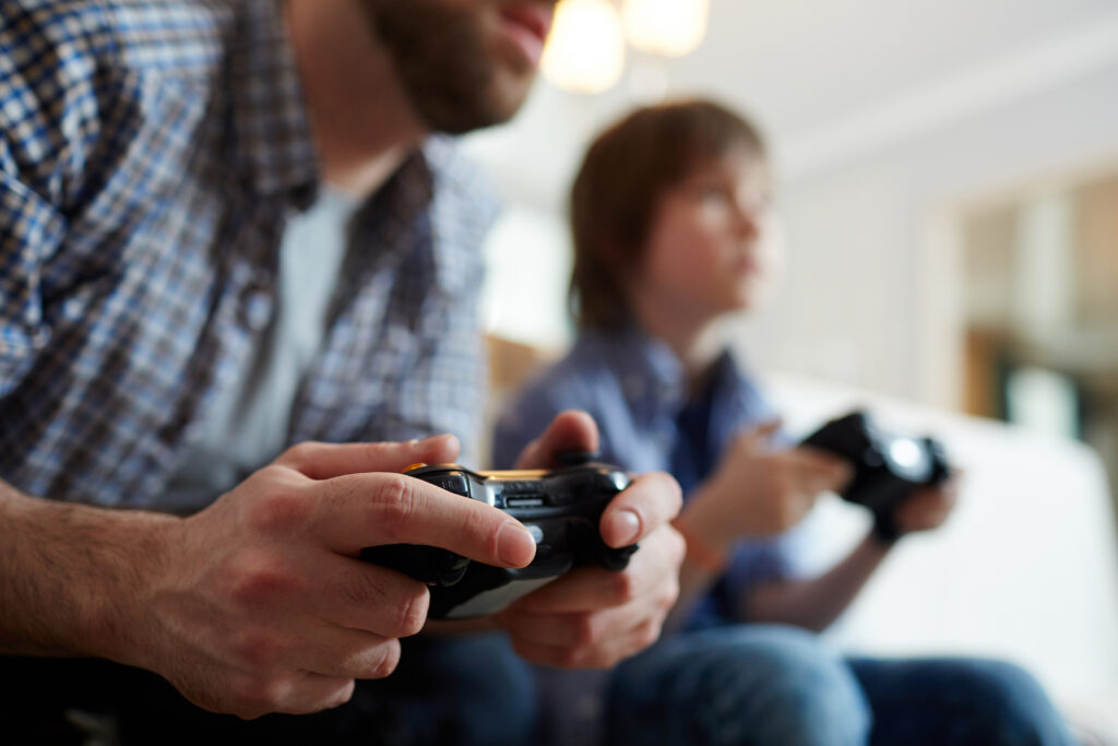 personnes qui jouent aux jeux-vidéo