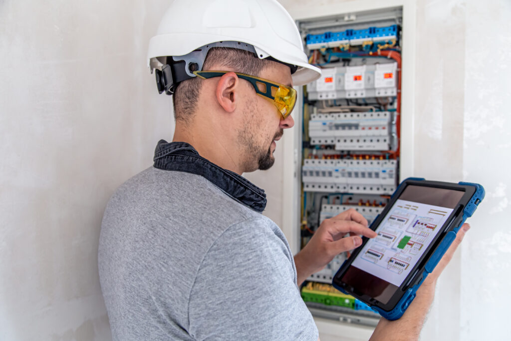Homme qui consulte le tableau électrique