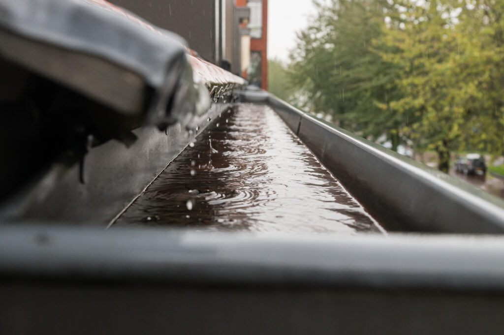 Gouttière remplie d'eau